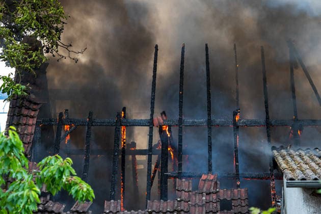 Großbrand in Rüsselsheim ausgebrochen - Rauchsäule weithin sichtbar Am 08.06.2026 um 17:30 Uhr brach auf dem Gelände eines landwirtschaftlichen Betriebs in der Hintergasse im Rüsselsheimer Stadtteil Königstädten ein Feuer aus, das mehrere Gebäude erfasste. Eine weithin sichtbare Rauchwolke zog über den Stadtteil. Feuerwehrkräfte aus Rüsselsheim und umliegenden Orten rückten an; die enge Bebauung erschwerte die Löscharbeiten. Rinder wurden aus den Gebäuden getrieben und in Sicherheit gebracht. Nach Angaben der Feuerwehr konnten viele Tiere gerettet werden; ob alle lebend geborgen wurden, war zunächst unklar. Eine Warnung über Kat-Warn wies auf mögliche Gesundheitsgefahren durch den Rauch hin. Rüsselsheim Königstädten Hess
