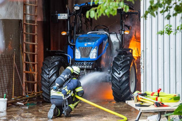 Großbrand in Rüsselsheim ausgebrochen - Rauchsäule weithin sichtbar Am 08.06.2026 um 17:30 Uhr brach auf dem Gelände eines landwirtschaftlichen Betriebs in der Hintergasse im Rüsselsheimer Stadtteil Königstädten ein Feuer aus, das mehrere Gebäude erfasste. Eine weithin sichtbare Rauchwolke zog über den Stadtteil. Feuerwehrkräfte aus Rüsselsheim und umliegenden Orten rückten an; die enge Bebauung erschwerte die Löscharbeiten. Rinder wurden aus den Gebäuden getrieben und in Sicherheit gebracht. Nach Angaben der Feuerwehr konnten viele Tiere gerettet werden; ob alle lebend geborgen wurden, war zunächst unklar. Eine Warnung über Kat-Warn wies auf mögliche Gesundheitsgefahren durch den Rauch hin. Rüsselsheim Königstädten Hess