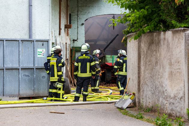 Großbrand in Rüsselsheim ausgebrochen - Rauchsäule weithin sichtbar Am 08.06.2026 um 17:30 Uhr brach auf dem Gelände eines landwirtschaftlichen Betriebs in der Hintergasse im Rüsselsheimer Stadtteil Königstädten ein Feuer aus, das mehrere Gebäude erfasste. Eine weithin sichtbare Rauchwolke zog über den Stadtteil. Feuerwehrkräfte aus Rüsselsheim und umliegenden Orten rückten an; die enge Bebauung erschwerte die Löscharbeiten. Rinder wurden aus den Gebäuden getrieben und in Sicherheit gebracht. Nach Angaben der Feuerwehr konnten viele Tiere gerettet werden; ob alle lebend geborgen wurden, war zunächst unklar. Eine Warnung über Kat-Warn wies auf mögliche Gesundheitsgefahren durch den Rauch hin. Rüsselsheim Königstädten Hess