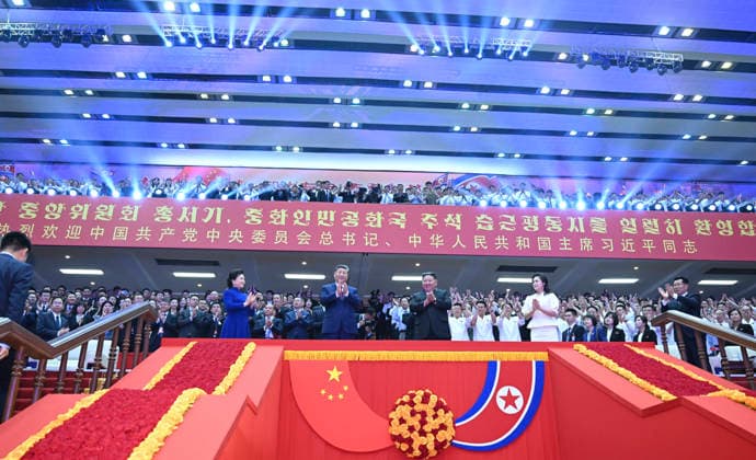(260608) -- PYONGYANG, June 8, 2026 -- Xi Jinping, general secretary of the Communist Party of China Central Committee and Chinese president, and his wife Peng Liyuan, along with Kim Jong Un, general secretary of the Workers Party of Korea and president of the State Affairs of the Democratic People s Republic of Korea (DPRK), and Kim s wife Ri Sol Ju, watch an artistic performance at the Pyongyang Gymnasium in Pyongyang, the DPRK, June 8, 2026. ) DPRK-PYONGYANG-CHINA-XI JINPING-PENG LIYUAN-ARTISTIC PERFORMANCE XiexHuanchi 