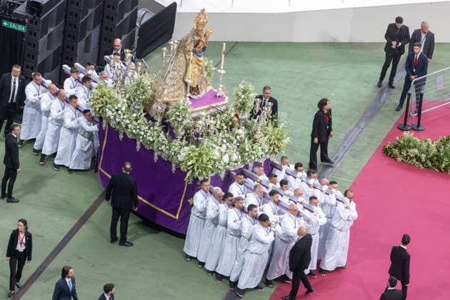 June 8, 2026, Madrid, Spain: Clergy hold a figure of Our Lady of Almudena, the patron saint of Madrid and its archdiocese, during a meeting with Pope Leo XIV at Santiago Bernabeu Stadium in Madrid Madrid Spain - ZUMAl194 20260608_zip_l194_021 Copyright: xMarekxLadzinskix