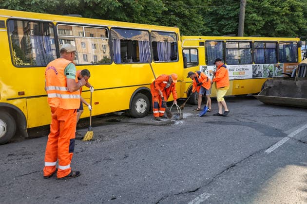 Municipal workers sweep away glass shards near shared taxis after a Russian drone attack, Odesa, Ukraine, June 8, 2026. Russian forces attacked the southern Ukrainian city with Shahed-type drones. The wreckage of a downed drone fell directly onto a public transport stop, damaging the stop itself, as well as a control room, and several shared taxis. Three people were injured. (Photo by Nina Liashonok Ukrinform) Russian troops attack Odesa and region with drones  Copyright: xNinaxLiashonokx
