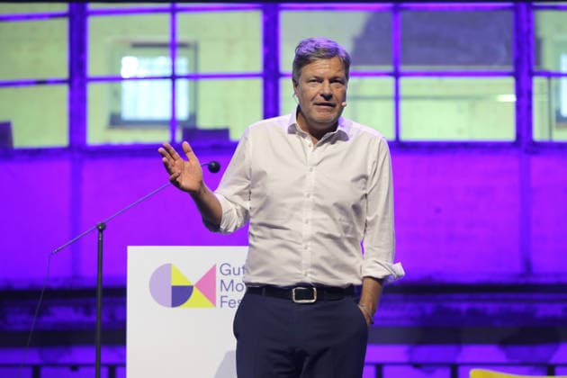 06.06. 2026 Bochum, Am 6. und 7. Juni war die Stadt Bochum Gastgeberin des Gutes Morgen-Festivals in der Jahrhunderthalle Bochum und mit einem vielfältigen Programm rund um Nachhaltigkeit, Klimaschutz und soziale Stadtentwicklung vor Ort. Die Stadt Bochum war Gastgeberin, die sozial-ökologische GLS Bank war Veranstalterin. Das zweitägige Programm bot verswchiedenste Stände zu nachhaltigem Leben, es konnten Workshops besucht werden und viel Netzwerkarbeit betrieben werden. Ein großer Publikumsmagnet war Robert Habeck , der im Penal Zukunftstalk zum Thema Zukunft gestalten seine Gedanken zu künftigen Entwicklungen darlegte.