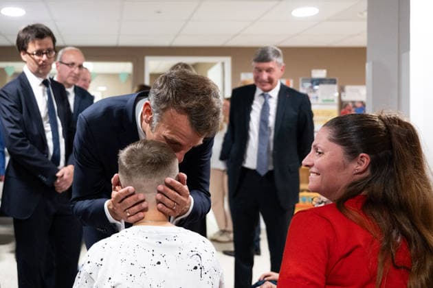 French President Emmanuel Macron meets healthcare professionals, parents, and their children at the Hospital center of Amiens CHU, France Monday, June 8, 2026 Jeanne Accorsini Pool Bestimage Amiens France  Copyright: xJeannexAccorsini Pool BestimagexJeannexAccorsini Pool Bestimagex