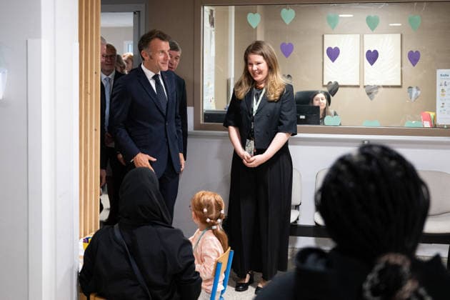 French President Emmanuel Macron meets healthcare professionals, parents, and their children at the Hospital center of Amiens CHU, France Monday, June 8, 2026 Jeanne Accorsini Pool Bestimage Amiens France  Copyright: xJeannexAccorsini Pool BestimagexJeannexAccorsini Pool Bestimagex