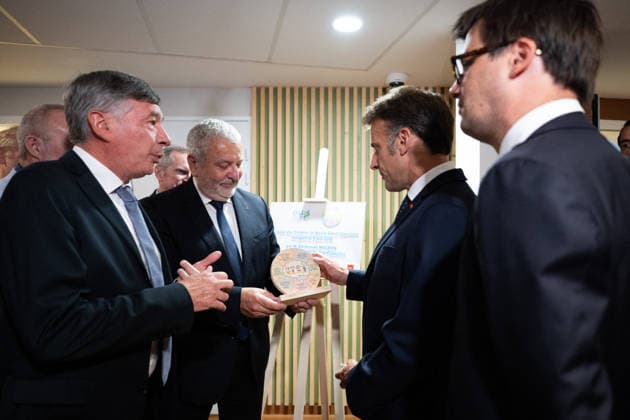 French President Emmanuel Macron inaugurates the Institute for Neurological Disordersr with Didier Renaut, the new CEO of Amiens Picardie University Hospital at the Hospital center of Amiens CHU Amiens France Monday, June 8, 2026 Jeanne Accorsini Pool Bestimage Amiens France  Copyright: xJeannexAccorsini Pool BestimagexJeannexAccorsini Pool Bestimagex