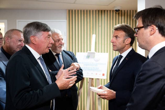French President Emmanuel Macron inaugurates the Institute for Neurological Disordersr with Didier Renaut, the new CEO of Amiens Picardie University Hospital at the Hospital center of Amiens CHU Amiens France Monday, June 8, 2026 Jeanne Accorsini Pool Bestimage Amiens France  Copyright: xJeannexAccorsini Pool BestimagexJeannexAccorsini Pool Bestimagex