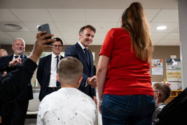 French President Emmanuel Macron meets healthcare professionals, parents, and their children at the Hospital center of Amiens CHU, France Monday, June 8, 2026 Jeanne Accorsini Pool Bestimage Amiens France  Copyright: xJeannexAccorsini Pool BestimagexJeannexAccorsini Pool Bestimagex