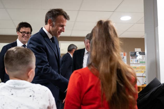 French President Emmanuel Macron meets healthcare professionals, parents, and their children at the Hospital center of Amiens CHU, France Monday, June 8, 2026 Jeanne Accorsini Pool Bestimage Amiens France  Copyright: xJeannexAccorsini Pool BestimagexJeannexAccorsini Pool Bestimagex