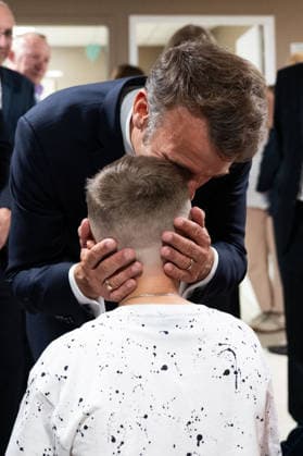 French President Emmanuel Macron meets healthcare professionals, parents, and their children at the Hospital center of Amiens CHU, France Monday, June 8, 2026 Jeanne Accorsini Pool Bestimage Amiens France  Copyright: xJeannexAccorsini Pool BestimagexJeannexAccorsini Pool Bestimagex