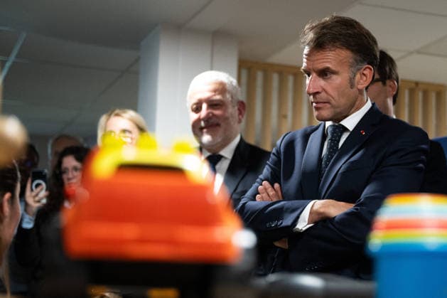 French President Emmanuel Macron meets healthcare professionals, parents, and their children at the Hospital center of Amiens CHU, France Monday, June 8, 2026 Jeanne Accorsini Pool Bestimage Amiens France  Copyright: xJeannexAccorsini Pool BestimagexJeannexAccorsini Pool Bestimagex