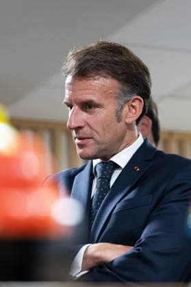French President Emmanuel Macron meets healthcare professionals, parents, and their children at the Hospital center of Amiens CHU, France Monday, June 8, 2026 Jeanne Accorsini Pool Bestimage Amiens France  Copyright: xJeannexAccorsini Pool BestimagexJeannexAccorsini Pool Bestimagex