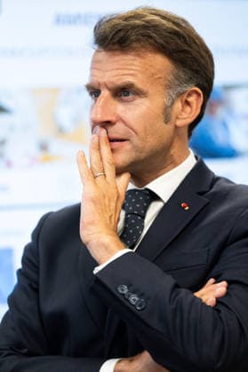 French President Emmanuel Macron visits the Hospital center of Amiens CHU and meets professionals on innovation in surgical robotics France Monday, June 8, 2026 Jeanne Accorsini Pool Bestimage Amiens France  Copyright: xJeannexAccorsini Pool BestimagexJeannexAccorsini Pool Bestimagex