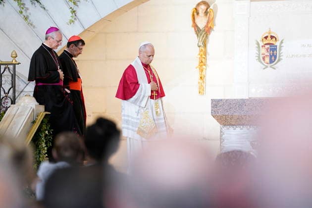 Pope Leo XIV presides a prayer in honor of the Virgin of Almudena in the Cathedral Pope Leo XIV during the prayer and homage to the Virgin of Almudena, in the Cathedral of Santa Maria de la Almudena, on June 8, 2026, in Madrid Spain After the prayer before the patron saint, the Pope has deposited at her feet the Golden Rose, a personal and exceptional recognition with which the Popes honor images of the Virgin, the Pope placed at her feet the Golden Rose, a personal and exceptional recognition with which the Pontiffs honor images of Virgins 08 JUNE 2026 POOL POPE LEÓN XIV MADRID CATHEDRAL ALMUDENA MADRID SPAIN PRAYER TO Pé Madrid Madrid Spain  Copyright: xA.xPÃ rezxMeca EuropaxPress Poolx 7582384