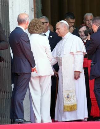 Pope Leo XIV is greeted by Spain s former Queen Sofia as he arrives to attend a prayer and devotion to our Lady of Almudena at the Cathedral of Holy Mary of Almudena in Madrid, Spain, Monday, June 8, 2026 Cordon Press 
