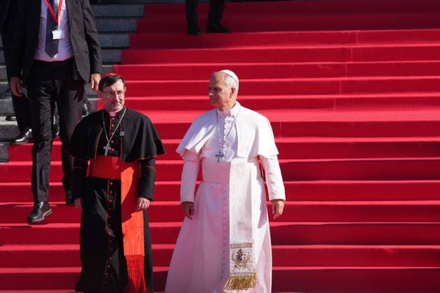 Pope Leo XIV is greeted by faithful as he arrives for a service a prayer and devotion to our Lady of Almudena at the Cathedral of Holy Mary of Almudena in Madrid, Spain, Monday, June 8, 2026 Cordon Press 