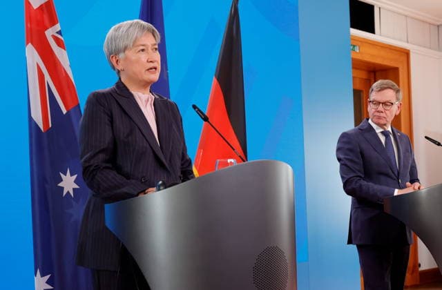 Außenministerin von Australien Penny Wong, Dr. Johann David Wadephul, Bundesaußenminister, Deutschland, Berlin, Gemeinsames Treffen von BM Wadephul und BM Pistorius mit dem australischen Verteidigungsminister Marles und der australischen Außenministerin Wong *** Foreign Minister of Australia Penny Wong, Dr Johann David Wadephul, Federal Foreign Minister, Germany, Berlin, Joint meeting of Federal Foreign Minister Wadephul and Federal Foreign Minister Pistorius with Australian Defense Minister Marles and Australian Foreign Minister Wong