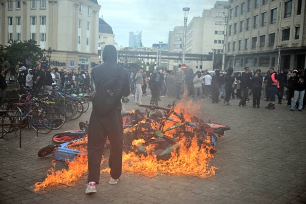 Students and Teachers stage protest against Education Reform in Brussels BRUSSELS, BELGIUM - JUNE 08: A protester stands near a pile of burning bicycles and rental e-scooters during a demonstration against planned education sector reforms in Brussels, Belgium on June 08, 2026. Students and teachers gathered to protest against austerity measures proposed by Valerie Glatigny, the Education Minister of Belgium s French Community, which include increasing higher education tuition fees and extending teaching hours without extra pay. Dursun Aydemir Anadolu Brussels Belgium. Editorial use only. Please get in touch for any other usage.  Copyright: x2026xAnadoluxDursunxAydemirx