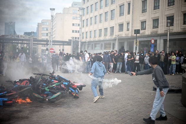 Students and Teachers stage protest against Education Reform in Brussels BRUSSELS, BELGIUM - JUNE 08: Protesters burn bicycles and rental e-scooters during a demonstration against planned education sector reforms in Brussels, Belgium on June 08, 2026. Students and teachers gathered to protest against austerity measures proposed by Valerie Glatigny, the Education Minister of Belgium s French Community, which include increasing higher education tuition fees and extending teaching hours without extra pay. Dursun Aydemir Anadolu Brussels Belgium. Editorial use only. Please get in touch for any other usage.  Copyright: x2026xAnadoluxDursunxAydemirx