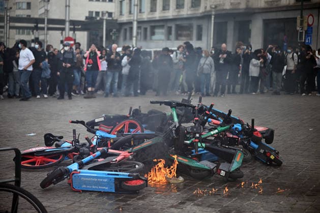 Students and Teachers stage protest against Education Reform in Brussels BRUSSELS, BELGIUM - JUNE 08: Protesters burn bicycles and rental e-scooters during a demonstration against planned education sector reforms in Brussels, Belgium on June 08, 2026. Students and teachers gathered to protest against austerity measures proposed by Valerie Glatigny, the Education Minister of Belgium s French Community, which include increasing higher education tuition fees and extending teaching hours without extra pay. Dursun Aydemir Anadolu Brussels Belgium. Editorial use only. Please get in touch for any other usage.  Copyright: x2026xAnadoluxDursunxAydemirx