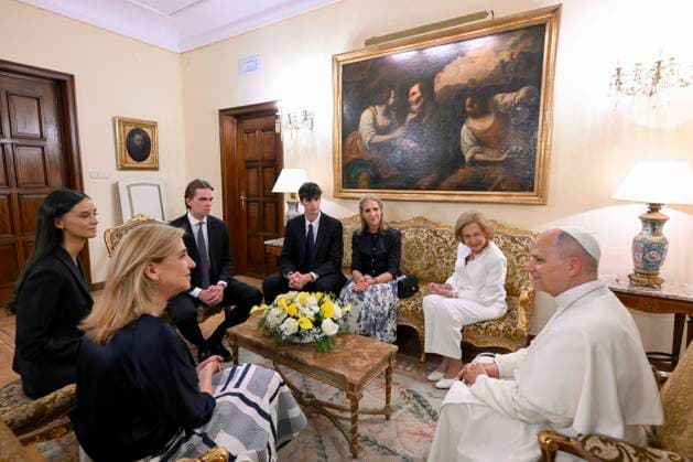 SPAIN - POPE LEO XIV MEETING THE KING OF SPAIN S MOTHER QUEEN SOFIA OF SPAIN AT THE NUNCIATURE IN MADRID - 2026 6 8 Spain, Vatican, 2026 6 8 Pope Leo XIV meeting the King of Spain s mother Queen Sofia of Spain (2L), Spain s Princess Elena (3R) and her daughter Victoria Federica de Marichalar (L), Princess Cristina (2R) and her sons Pablo Urdangarin (4R) and Miguel Urdangarin (2L) at the Apostolic Nunciature in Madrid. P EDITORIAL USE ONLY - NO BOOKS Copyright: xVATICANxMEDIA CPPx