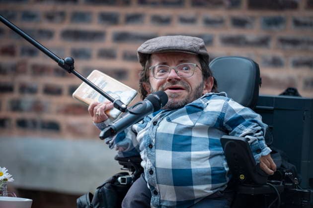 Warum tun wir uns mit Inklusive so schwer? Was bedeutet Barrierefreiheit eigentlich wirklich? Diesen und anderen Fragen zum Thema Inklusive geht Raul Krauthausen am Montag (8.6.2026) bei einer Lesung im Foyer des Lokschuppens Dillingen nach. Krauthausen ist Spiegel Bestseller Autor und ist Aktivist, wenn es um die Durchsetzung der Rechte von Menschen mit Behinderung geht. In seinem Buch Wer Inklusion will, findet einen Weg. Wer sie nicht will findet Ausreden. entwickelt er eine Idee davon, wie Inklusive auf allen Ebenen wirklich zu leben ist. Die Lesung ist eine gemeinsame Veranstaltung von one smile, der Stadt Dillingen und dem AWO-Projekt Inklusion vor Ort Wir in Dillingen . *** Why do we find inclusion so difficult What does accessib bub