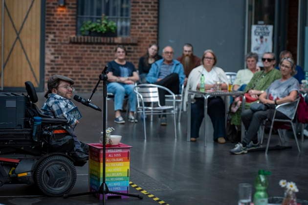 Warum tun wir uns mit Inklusive so schwer? Was bedeutet Barrierefreiheit eigentlich wirklich? Diesen und anderen Fragen zum Thema Inklusive geht Raul Krauthausen am Montag (8.6.2026) bei einer Lesung im Foyer des Lokschuppens Dillingen nach. Krauthausen ist Spiegel Bestseller Autor und ist Aktivist, wenn es um die Durchsetzung der Rechte von Menschen mit Behinderung geht. In seinem Buch Wer Inklusion will, findet einen Weg. Wer sie nicht will findet Ausreden. entwickelt er eine Idee davon, wie Inklusive auf allen Ebenen wirklich zu leben ist. Die Lesung ist eine gemeinsame Veranstaltung von one smile, der Stadt Dillingen und dem AWO-Projekt Inklusion vor Ort Wir in Dillingen . *** Why do we find inclusion so difficult What does accessib bub