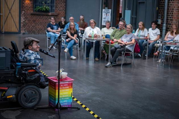 Warum tun wir uns mit Inklusive so schwer? Was bedeutet Barrierefreiheit eigentlich wirklich? Diesen und anderen Fragen zum Thema Inklusive geht Raul Krauthausen am Montag (8.6.2026) bei einer Lesung im Foyer des Lokschuppens Dillingen nach. Krauthausen ist Spiegel Bestseller Autor und ist Aktivist, wenn es um die Durchsetzung der Rechte von Menschen mit Behinderung geht. In seinem Buch Wer Inklusion will, findet einen Weg. Wer sie nicht will findet Ausreden. entwickelt er eine Idee davon, wie Inklusive auf allen Ebenen wirklich zu leben ist. Die Lesung ist eine gemeinsame Veranstaltung von one smile, der Stadt Dillingen und dem AWO-Projekt Inklusion vor Ort Wir in Dillingen . *** Why do we find inclusion so difficult What does accessib bub