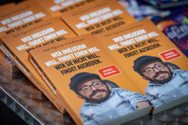 Warum tun wir uns mit Inklusive so schwer? Was bedeutet Barrierefreiheit eigentlich wirklich? Diesen und anderen Fragen zum Thema Inklusive geht Raul Krauthausen am Montag (8.6.2026) bei einer Lesung im Foyer des Lokschuppens Dillingen nach. Krauthausen ist Spiegel Bestseller Autor und ist Aktivist, wenn es um die Durchsetzung der Rechte von Menschen mit Behinderung geht. In seinem Buch Wer Inklusion will, findet einen Weg. Wer sie nicht will findet Ausreden. entwickelt er eine Idee davon, wie Inklusive auf allen Ebenen wirklich zu leben ist. Die Lesung ist eine gemeinsame Veranstaltung von one smile, der Stadt Dillingen und dem AWO-Projekt Inklusion vor Ort Wir in Dillingen . *** Why do we find inclusion so difficult What does accessib bub
