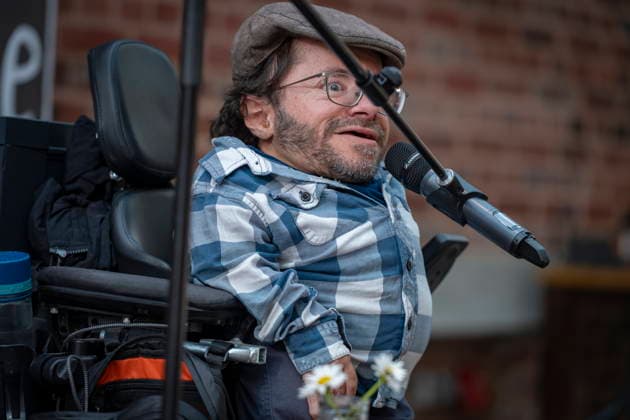 Warum tun wir uns mit Inklusive so schwer? Was bedeutet Barrierefreiheit eigentlich wirklich? Diesen und anderen Fragen zum Thema Inklusive geht Raul Krauthausen am Montag (8.6.2026) bei einer Lesung im Foyer des Lokschuppens Dillingen nach. Krauthausen ist Spiegel Bestseller Autor und ist Aktivist, wenn es um die Durchsetzung der Rechte von Menschen mit Behinderung geht. In seinem Buch Wer Inklusion will, findet einen Weg. Wer sie nicht will findet Ausreden. entwickelt er eine Idee davon, wie Inklusive auf allen Ebenen wirklich zu leben ist. Die Lesung ist eine gemeinsame Veranstaltung von one smile, der Stadt Dillingen und dem AWO-Projekt Inklusion vor Ort Wir in Dillingen . *** Why do we find inclusion so difficult What does accessib bub