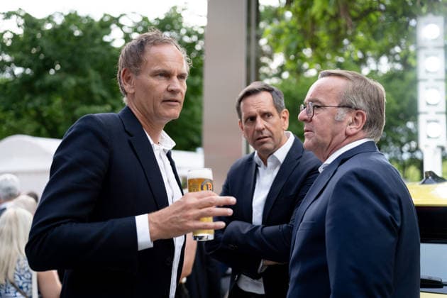 Sommerfest, Niedersächsische Landesregierung Berlin, Sommerfest, Niedersächsische Landesregierung, Landesvertretung, Ministerpräsident, Olaf Lies, Boris Pistorius, Bundesminister der Verteidigung Oliver Blume, Vorstandsvorsitzender Volkswagen AG Berlin Berlin GER *** Summer party, Lower Saxony State Government Berlin, Summer party, Lower Saxony State Government, State Representation, Minister President, Olaf Lies, Boris Pistorius, Federal Minister of Defense Oliver Blume, Chairman of the Board of Management Volkswagen AG Berlin Berlin GER