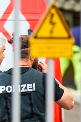 Stromausfall in Reutlingen: Polizei sichert Spuren nach Brand im, Nach dem großflächigen Stromausfall in Reutlingen (Baden-Württemberg) sichern Polizeikräfte auf dem Gelände des betroffenen Umspannwerks unter anderem Spuren zur Klärung der Brandursache. In der Nacht war dort ein Feuer ausgebrochen. Reutlingen Baden-Württemberg Deutschland Reutlingen *** Power outage in Reutlingen Police secure evidence after fire in, After the large-scale power outage in Reutlingen Baden Württemberg, police forces secure evidence on the site of the affected substation to clarify the cause of the fire, among other things During the night, a fire broke out there Reutlingen Baden Württemberg Germany Reutlingen Copyright: x xonw-imagesx xNicklasxWaltherx