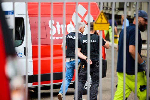 Stromausfall in Reutlingen: Polizei sichert Spuren nach Brand im, Nach dem großflächigen Stromausfall in Reutlingen (Baden-Württemberg) sichern Polizeikräfte auf dem Gelände des betroffenen Umspannwerks unter anderem Spuren zur Klärung der Brandursache. In der Nacht war dort ein Feuer ausgebrochen. Reutlingen Baden-Württemberg Deutschland Reutlingen *** Power outage in Reutlingen Police secure evidence after fire in, After the large-scale power outage in Reutlingen Baden Württemberg, police forces secure evidence on the site of the affected substation to clarify the cause of the fire, among other things During the night, a fire broke out there Reutlingen Baden Württemberg Germany Reutlingen Copyright: x xonw-imagesx xNicklasxWaltherx