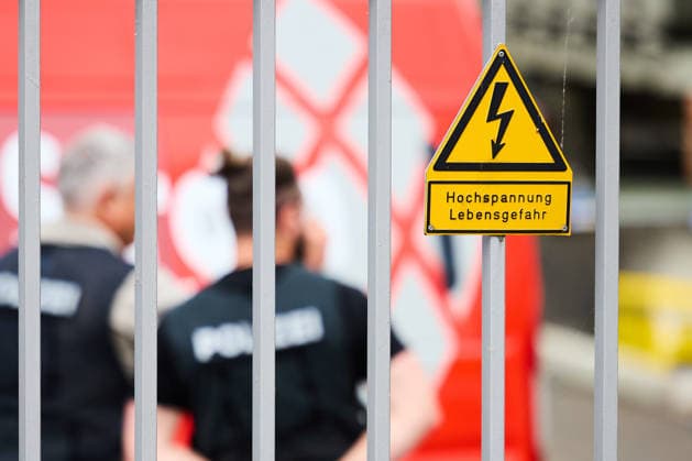 Stromausfall in Reutlingen: Polizei sichert Spuren nach Brand im, Nach dem großflächigen Stromausfall in Reutlingen (Baden-Württemberg) sichern Polizeikräfte auf dem Gelände des betroffenen Umspannwerks unter anderem Spuren zur Klärung der Brandursache. In der Nacht war dort ein Feuer ausgebrochen. Reutlingen Baden-Württemberg Deutschland Reutlingen *** Power outage in Reutlingen Police secure evidence after fire in, After the large-scale power outage in Reutlingen Baden Württemberg, police forces secure evidence on the site of the affected substation to clarify the cause of the fire, among other things During the night, a fire broke out there Reutlingen Baden Württemberg Germany Reutlingen Copyright: x xonw-imagesx xNicklasxWaltherx