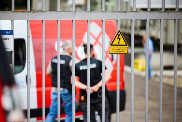 Stromausfall in Reutlingen: Polizei sichert Spuren nach Brand im, Nach dem großflächigen Stromausfall in Reutlingen (Baden-Württemberg) sichern Polizeikräfte auf dem Gelände des betroffenen Umspannwerks unter anderem Spuren zur Klärung der Brandursache. In der Nacht war dort ein Feuer ausgebrochen. Reutlingen Baden-Württemberg Deutschland Reutlingen *** Power outage in Reutlingen Police secure evidence after fire in, After the large-scale power outage in Reutlingen Baden Württemberg, police forces secure evidence on the site of the affected substation to clarify the cause of the fire, among other things During the night, a fire broke out there Reutlingen Baden Württemberg Germany Reutlingen Copyright: x xonw-imagesx xNicklasxWaltherx
