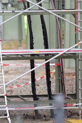 Stromausfall in Reutlingen: Polizei sichert Spuren nach Brand im, Nach dem großflächigen Stromausfall in Reutlingen (Baden-Württemberg) sichern Polizeikräfte auf dem Gelände des betroffenen Umspannwerks unter anderem Spuren zur Klärung der Brandursache. In der Nacht war dort ein Feuer ausgebrochen. Reutlingen Baden-Württemberg Deutschland Reutlingen *** Power outage in Reutlingen Police secure evidence after fire in, After the large-scale power outage in Reutlingen Baden Württemberg, police forces secure evidence on the site of the affected substation to clarify the cause of the fire, among other things During the night, a fire broke out there Reutlingen Baden Württemberg Germany Reutlingen Copyright: x xonw-imagesx xNicklasxWaltherx