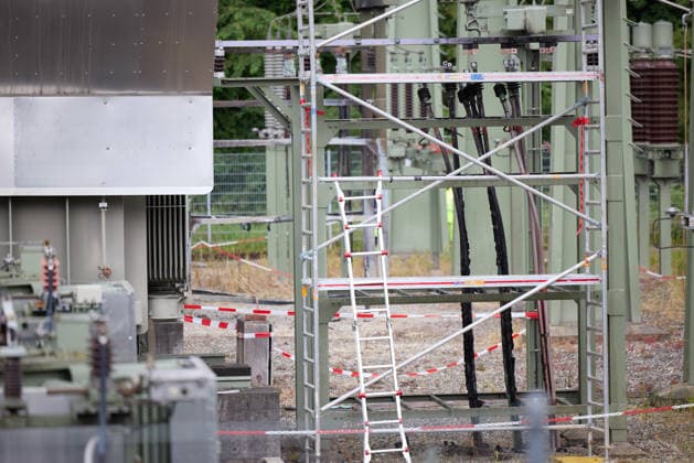 Stromausfall in Reutlingen: Polizei sichert Spuren nach Brand im, Nach dem großflächigen Stromausfall in Reutlingen (Baden-Württemberg) sichern Polizeikräfte auf dem Gelände des betroffenen Umspannwerks unter anderem Spuren zur Klärung der Brandursache. In der Nacht war dort ein Feuer ausgebrochen. Reutlingen Baden-Württemberg Deutschland Reutlingen *** Power outage in Reutlingen Police secure evidence after fire in, After the large-scale power outage in Reutlingen Baden Württemberg, police forces secure evidence on the site of the affected substation to clarify the cause of the fire, among other things During the night, a fire broke out there Reutlingen Baden Württemberg Germany Reutlingen Copyright: x xonw-imagesx xNicklasxWaltherx