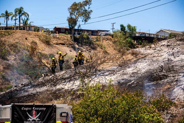 June 8, 2026, Oceanside, California, USA: Fire crews battle a brushfire off Benet Rd. in Oceanside, California, on June 08, 2026. The Airport Fire temporarily placed evacuations order for nearby residents and businesses. Oceanside USA - ZUMAg219 20260608_znp_g219_008 Copyright: xJakexLeexGreenx