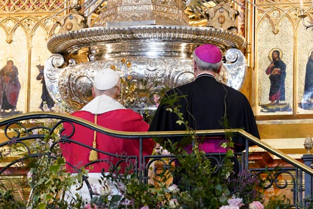Pope Leo XIV presides a prayer in honor of the Virgin of Almudena in the Cathedral Pope Leo XIV during the prayer and homage to the Virgin of Almudena, in the Cathedral of Santa Maria de la Almudena, on June 8, 2026, in Madrid Spain After the prayer before the patron saint, the Pope has deposited at her feet the Golden Rose, a personal and exceptional recognition with which the Popes honor images of the Virgin, the Pope placed at her feet the Golden Rose, a personal and exceptional recognition with which the Popes honor images of Virgins 08 JUNE 2026 POOL POPE LEÓN XIV MADRID CATHEDRAL ALMUDENA SPAIN PRAYER TO Pé Madrid Madrid Spain  Copyright: xA.xPÃ rezxMeca EuropaxPress Poolx 7582794