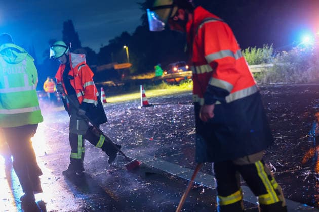 Schwerer Crash bei Starkregen auf der Solinger Stadtautobahn Ein kurzer aber kräftiger Regenschauer zog am Montagabend (08.06.2026) gegen 21:40 Uhr über das Stadtgebiet von Solingen. Straßen standen kurzzeitig unter Wasser, kräftige Windböen sorgten für ungemütliche Verhältnisse auf den Straßen. An der Sternstraße musste die Feuerwehr wegen eines wetterbedingten Wasserschadens ausrücken, kurz zuvor waren bereits Äste auf der Stadtautobahn (L141n Viehbachtalstraße) gemeldet worden. Als die ersten Einsatzkräfte auf der Stadtautobahn eintrafen fanden sie Äste auf der Fahrbahn vor, jedoch waren diese nicht vom kurzen Regenschauer auf die Fahrbahn gebracht worden, sondern durch einen Verkehrsunfall auf der Fahrbahn in Richtung