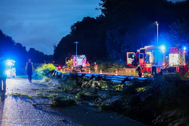 Schwerer Crash bei Starkregen auf der Solinger Stadtautobahn Ein kurzer aber kräftiger Regenschauer zog am Montagabend (08.06.2026) gegen 21:40 Uhr über das Stadtgebiet von Solingen. Straßen standen kurzzeitig unter Wasser, kräftige Windböen sorgten für ungemütliche Verhältnisse auf den Straßen. An der Sternstraße musste die Feuerwehr wegen eines wetterbedingten Wasserschadens ausrücken, kurz zuvor waren bereits Äste auf der Stadtautobahn (L141n Viehbachtalstraße) gemeldet worden. Als die ersten Einsatzkräfte auf der Stadtautobahn eintrafen fanden sie Äste auf der Fahrbahn vor, jedoch waren diese nicht vom kurzen Regenschauer auf die Fahrbahn gebracht worden, sondern durch einen Verkehrsunfall auf der Fahrbahn in Richtung