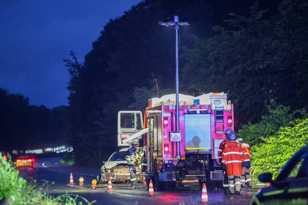 Schwerer Crash bei Starkregen auf der Solinger Stadtautobahn Ein kurzer aber kräftiger Regenschauer zog am Montagabend (08.06.2026) gegen 21:40 Uhr über das Stadtgebiet von Solingen. Straßen standen kurzzeitig unter Wasser, kräftige Windböen sorgten für ungemütliche Verhältnisse auf den Straßen. An der Sternstraße musste die Feuerwehr wegen eines wetterbedingten Wasserschadens ausrücken, kurz zuvor waren bereits Äste auf der Stadtautobahn (L141n Viehbachtalstraße) gemeldet worden. Als die ersten Einsatzkräfte auf der Stadtautobahn eintrafen fanden sie Äste auf der Fahrbahn vor, jedoch waren diese nicht vom kurzen Regenschauer auf die Fahrbahn gebracht worden, sondern durch einen Verkehrsunfall auf der Fahrbahn in Richtung