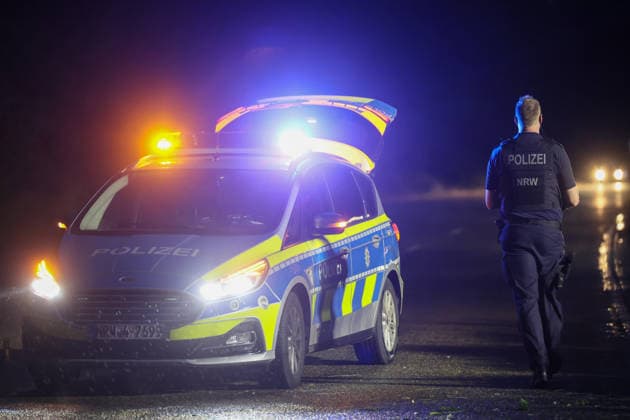 Schwerer Crash bei Starkregen auf der Solinger Stadtautobahn Ein kurzer aber kräftiger Regenschauer zog am Montagabend (08.06.2026) gegen 21:40 Uhr über das Stadtgebiet von Solingen. Straßen standen kurzzeitig unter Wasser, kräftige Windböen sorgten für ungemütliche Verhältnisse auf den Straßen. An der Sternstraße musste die Feuerwehr wegen eines wetterbedingten Wasserschadens ausrücken, kurz zuvor waren bereits Äste auf der Stadtautobahn (L141n Viehbachtalstraße) gemeldet worden. Als die ersten Einsatzkräfte auf der Stadtautobahn eintrafen fanden sie Äste auf der Fahrbahn vor, jedoch waren diese nicht vom kurzen Regenschauer auf die Fahrbahn gebracht worden, sondern durch einen Verkehrsunfall auf der Fahrbahn in Richtung