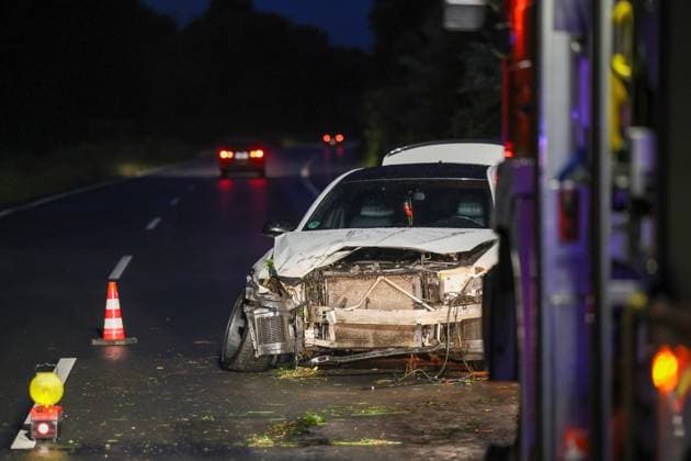 Schwerer Crash bei Starkregen auf der Solinger Stadtautobahn Ein kurzer aber kräftiger Regenschauer zog am Montagabend (08.06.2026) gegen 21:40 Uhr über das Stadtgebiet von Solingen. Straßen standen kurzzeitig unter Wasser, kräftige Windböen sorgten für ungemütliche Verhältnisse auf den Straßen. An der Sternstraße musste die Feuerwehr wegen eines wetterbedingten Wasserschadens ausrücken, kurz zuvor waren bereits Äste auf der Stadtautobahn (L141n Viehbachtalstraße) gemeldet worden. Als die ersten Einsatzkräfte auf der Stadtautobahn eintrafen fanden sie Äste auf der Fahrbahn vor, jedoch waren diese nicht vom kurzen Regenschauer auf die Fahrbahn gebracht worden, sondern durch einen Verkehrsunfall auf der Fahrbahn in Richtung