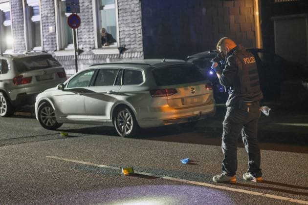 Auseinandersetzung unter größerer Personengruppe - Mordkomission wegen Lebensgefahr eingerichtet In der Nacht auf Montag (08.06.2026) wurde die Remscheider Polizei von mehreren Anwohnern über den Notruf gegen 23:15 Uhr zu einer Auseinandersetzung unter einer größeren Personengruppe auf die Menninghauser Straße alarmiert. Zeugen berichteten von einer lautstarken Streitigkeit auf der Straße vor der Grundschule. Nach ersten Hinweisen soll der später verletzte Mann mit einem Mercedes am Fahrbahnrand geparkt haben als er unvermittelt angegriffen wurde. Als die ersten Einsatzkräfte eintrafen gab es eine körperliche Auseinandersetzung unter einer zahlreichen Personen, eine Person lag schwerstverletzt am Boden. Umgehend wurden auch Rettu