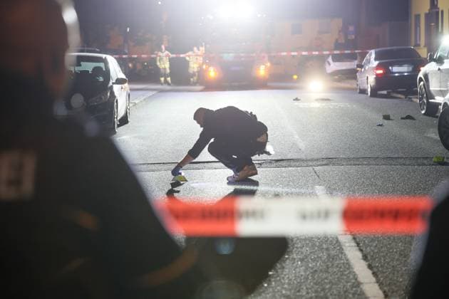 Auseinandersetzung unter größerer Personengruppe - Mordkomission wegen Lebensgefahr eingerichtet In der Nacht auf Montag (08.06.2026) wurde die Remscheider Polizei von mehreren Anwohnern über den Notruf gegen 23:15 Uhr zu einer Auseinandersetzung unter einer größeren Personengruppe auf die Menninghauser Straße alarmiert. Zeugen berichteten von einer lautstarken Streitigkeit auf der Straße vor der Grundschule. Nach ersten Hinweisen soll der später verletzte Mann mit einem Mercedes am Fahrbahnrand geparkt haben als er unvermittelt angegriffen wurde. Als die ersten Einsatzkräfte eintrafen gab es eine körperliche Auseinandersetzung unter einer zahlreichen Personen, eine Person lag schwerstverletzt am Boden. Umgehend wurden auch Rettu