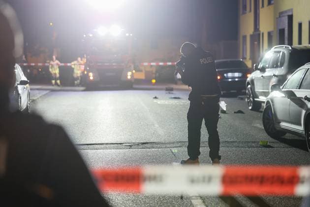 Auseinandersetzung unter größerer Personengruppe - Mordkomission wegen Lebensgefahr eingerichtet In der Nacht auf Montag (08.06.2026) wurde die Remscheider Polizei von mehreren Anwohnern über den Notruf gegen 23:15 Uhr zu einer Auseinandersetzung unter einer größeren Personengruppe auf die Menninghauser Straße alarmiert. Zeugen berichteten von einer lautstarken Streitigkeit auf der Straße vor der Grundschule. Nach ersten Hinweisen soll der später verletzte Mann mit einem Mercedes am Fahrbahnrand geparkt haben als er unvermittelt angegriffen wurde. Als die ersten Einsatzkräfte eintrafen gab es eine körperliche Auseinandersetzung unter einer zahlreichen Personen, eine Person lag schwerstverletzt am Boden. Umgehend wurden auch Rettu