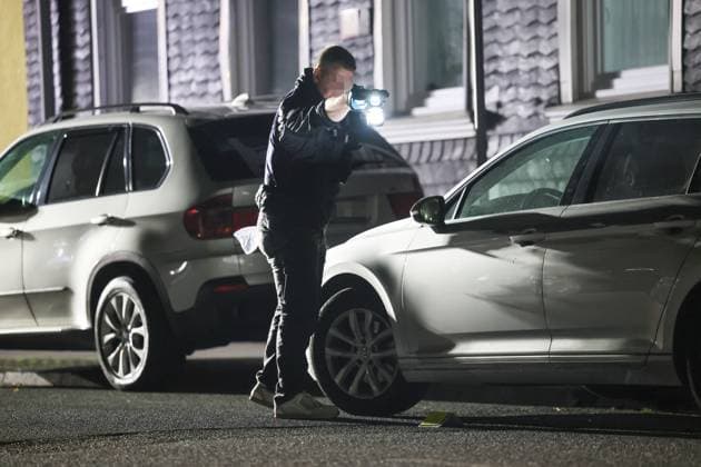 Auseinandersetzung unter größerer Personengruppe - Mordkomission wegen Lebensgefahr eingerichtet In der Nacht auf Montag (08.06.2026) wurde die Remscheider Polizei von mehreren Anwohnern über den Notruf gegen 23:15 Uhr zu einer Auseinandersetzung unter einer größeren Personengruppe auf die Menninghauser Straße alarmiert. Zeugen berichteten von einer lautstarken Streitigkeit auf der Straße vor der Grundschule. Nach ersten Hinweisen soll der später verletzte Mann mit einem Mercedes am Fahrbahnrand geparkt haben als er unvermittelt angegriffen wurde. Als die ersten Einsatzkräfte eintrafen gab es eine körperliche Auseinandersetzung unter einer zahlreichen Personen, eine Person lag schwerstverletzt am Boden. Umgehend wurden auch Rettu