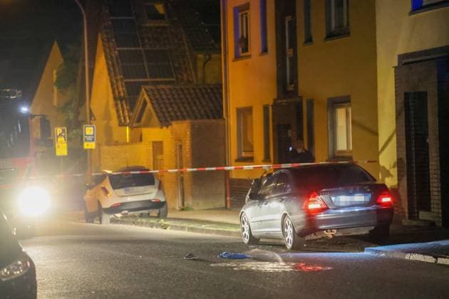 Auseinandersetzung unter größerer Personengruppe - Mordkomission wegen Lebensgefahr eingerichtet In der Nacht auf Montag (08.06.2026) wurde die Remscheider Polizei von mehreren Anwohnern über den Notruf gegen 23:15 Uhr zu einer Auseinandersetzung unter einer größeren Personengruppe auf die Menninghauser Straße alarmiert. Zeugen berichteten von einer lautstarken Streitigkeit auf der Straße vor der Grundschule. Nach ersten Hinweisen soll der später verletzte Mann mit einem Mercedes am Fahrbahnrand geparkt haben als er unvermittelt angegriffen wurde. Als die ersten Einsatzkräfte eintrafen gab es eine körperliche Auseinandersetzung unter einer zahlreichen Personen, eine Person lag schwerstverletzt am Boden. Umgehend wurden auch Rettu