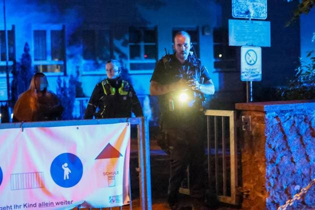 Auseinandersetzung unter größerer Personengruppe - Mordkomission wegen Lebensgefahr eingerichtet In der Nacht auf Montag (08.06.2026) wurde die Remscheider Polizei von mehreren Anwohnern über den Notruf gegen 23:15 Uhr zu einer Auseinandersetzung unter einer größeren Personengruppe auf die Menninghauser Straße alarmiert. Zeugen berichteten von einer lautstarken Streitigkeit auf der Straße vor der Grundschule. Nach ersten Hinweisen soll der später verletzte Mann mit einem Mercedes am Fahrbahnrand geparkt haben als er unvermittelt angegriffen wurde. Als die ersten Einsatzkräfte eintrafen gab es eine körperliche Auseinandersetzung unter einer zahlreichen Personen, eine Person lag schwerstverletzt am Boden. Umgehend wurden auch Rettu